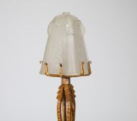 lampe de  table en fer forgé doré et verre moulé signé SABINO