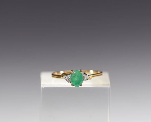 Bague en or 18k, émeraude de taille ovale et diamant, pour un poids total de 2,2gr.