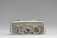 Chine - Boite argent massif repoussé et ciselé à décore de Phénix et de Dragon.