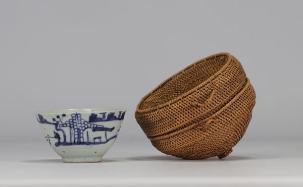 Bol en porcelaine blanc et bleu Tibet du XIXe siècle.
