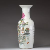 Important vase balustre en porcelaine de la famille rose, Chine, XIXe siècle Décor raffiné de mobilier lettré, de fleurs et de calligraphies sur fond blanc