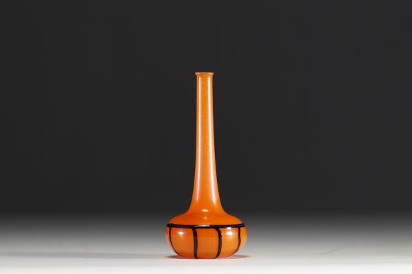 Charles SCHNEIDER (1881-1953) - Vase soliflore en verre orangé et inclusions de verre filaire noir, non signé.