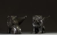 Paire de Lions de Venise en pierre sculptée, socles ou éléments de cheminée (?) 