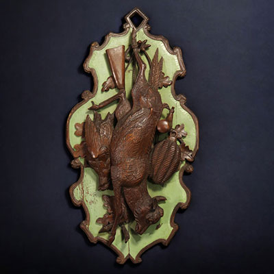 Sconce medallion, hunting trophy in carved Black Forest woodwork, 19th century.