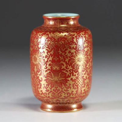 Chine - Vase lanterne en porcelaine rouge de fer et or à motif floral, dynastie Qing.