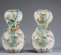 Japon - Paire de vases en porcelaine à décor en relief de feuilles et d'escargots, motif floral émaillé, marque en creux sous la base.