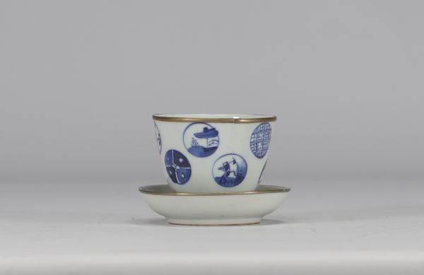 Asie - bol et soucoupe en porcelaine blanche et bleue.