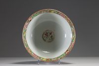 Chine - Grand bol en porcelaine polychrome de Canton à décor de fleurs et d'oiseaux.