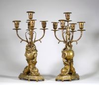 Paire de candélabres aux dauphins en bronze doré, époque Napoléon III Cinq bras de lumière – Décor néo-baroque  Version simple : Paire de candélabres en bronze doré à cinq bras de lumière, riche décor