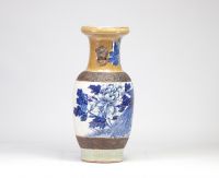 Chine - Vase en porcelaine de Nankin bleu et blanc à décor de paon et de fleurs.