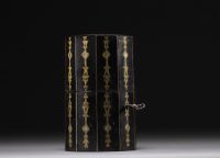 Rare coffret de voyage en bois de placage et marqueterie, couverts et timbale en argent, XIXème.