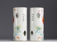 Chine - Paire de porte-chapeaux à décor d'oiseau et poème.