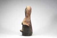 Yves Rhayé (1936–1995), Couple en céramique, signé et numéroté 13/30 Rare sculpture en céramique émaillée représentant un couple stylisé, œuvre emblématique de l’artiste belge Yves Rhayé, connu pour son univers singulier et organique. Les formes anthropomorphes aux volumes généreux et aux textures brutes évoquent l’art primitif revisité par la modernité. Chaque figure est signée et numérotée 13/30