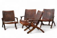 Angel Pazmiño .Ensemble de mobilier comprenant quatre fauteuils, une table basse et un pouf Bois massif et cuir patiné à décor repoussé, Équateur, vers 1960.