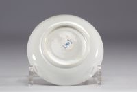 Chine - Petite soucoupe en porcelaine Compagnie des Indes à décor romantique, XVIIIe siècle.