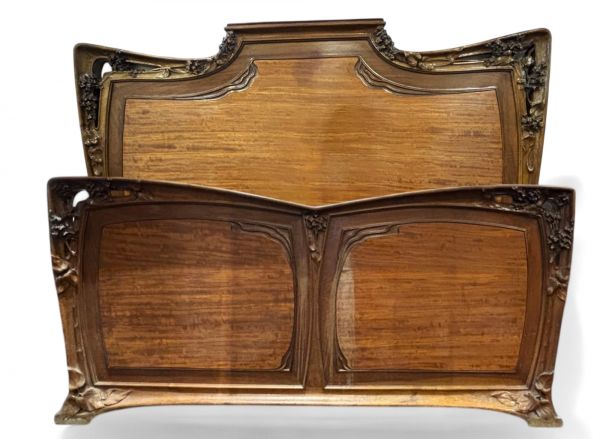 Louis MAJORELLE (1859-1926) attr. à - Lit Art Nouveau à décor floral et végétal finement sculptés, vers 1900.