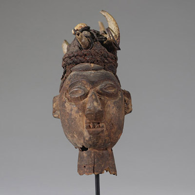 Afrique RDC - Ancienne tête Yaka en bois sculpté, charge magique sur le crâne, Congo RDC, début XXème.