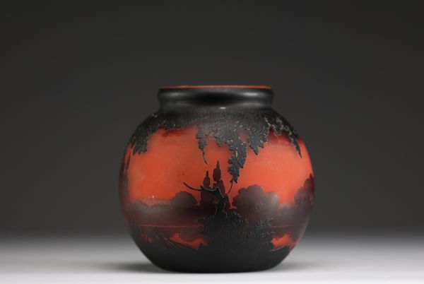 MULLER Frères Lunéville - Acid-etched multi-layered glass vase decorated with a lakeside landscape, signed.