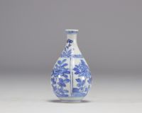 Petit vase en blanc et bleu à décor de fleurs de l'époque Kangxi (1661-1722)