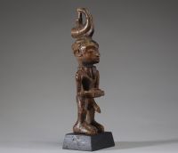 Afrique RDC - Statuette Luluwa ( Lulua) en bois sculpté, Congo RDC, début XXème, sur socle.