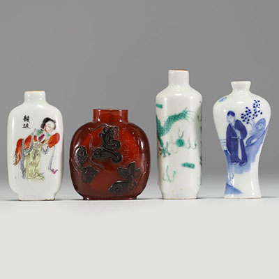 Chine - Ensemble de trois tabatières en porcelaine et une en verre multicouche.