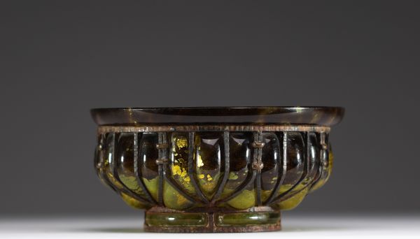 DAUM Nancy et Louis MAJORELLE (1859-1926) Blown and moulded glass bowl with gold leaf inclusions, hammered wrought iron mount, signed.