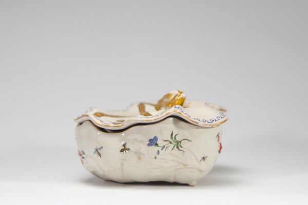 Émile GALLÉ (1846-1904) Bonbonnière en céramique à décor d’insectes, signée.