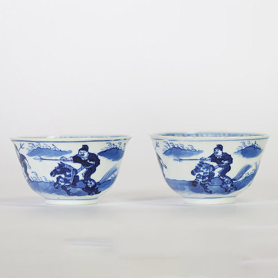 Paire de bols en porcelaine bleu et blanc à décor d’archers à cheval, Chine, dynastie Qing, marque  Chenghua