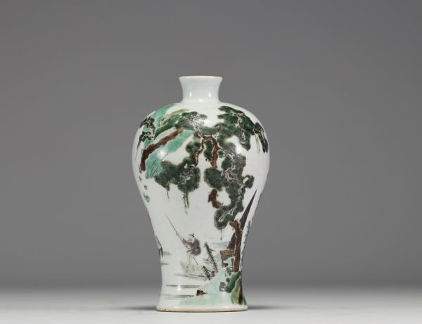Chine - Vase en porcelaine polychrome à décor de pins et de personnage, marque sur la pièce, XIXème.