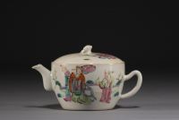 Chine - Ensemble composé de différentes pièces en porcelaines de la famille rose, début XXe siècle.
