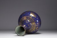 Chine - Vase en porcelaine bleu poudré et or à décor de dragons à cinq griffes.