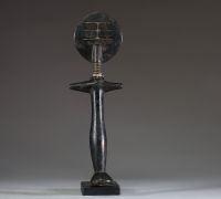 Afrique - Poupée de fertilité Ashanti « Akua’ba » en bois sculpté, patine tribale d'usage, Ghana, 1ère moitié XXème.
