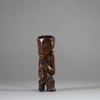 Figure du « Bwami » Lega, RD Congo, Os. Collecté sur site par A.S., St Idesbald, début des années 1950 . H : 18,5 cm