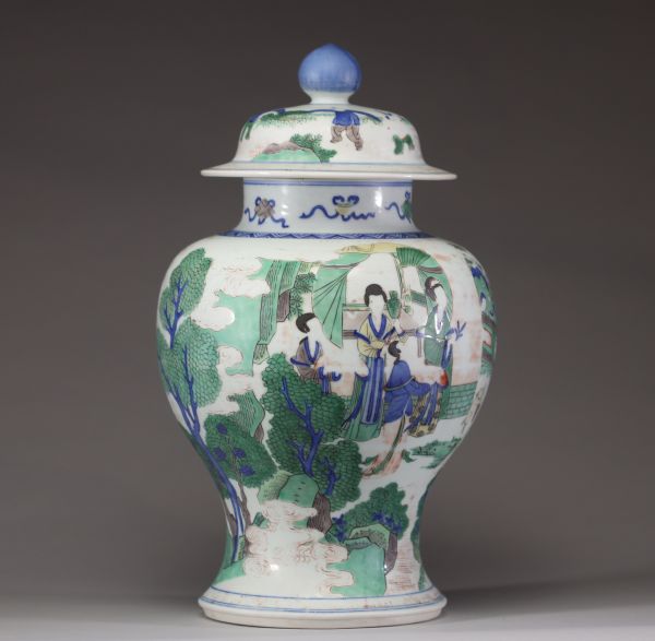 Chine – Importante potiche couverte en porcelaine polychrome, dite « famille verte », à décor de personnages et paysages. Marque au double cercle sous la base.
